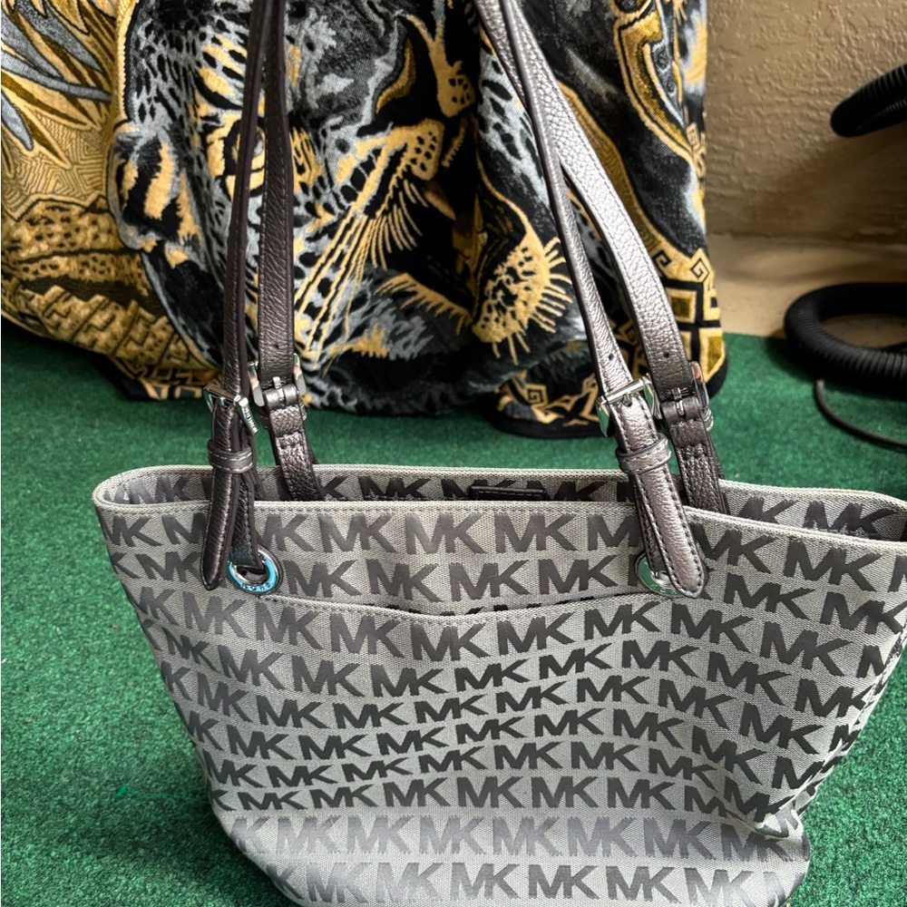Purse - Picture 2 of 3